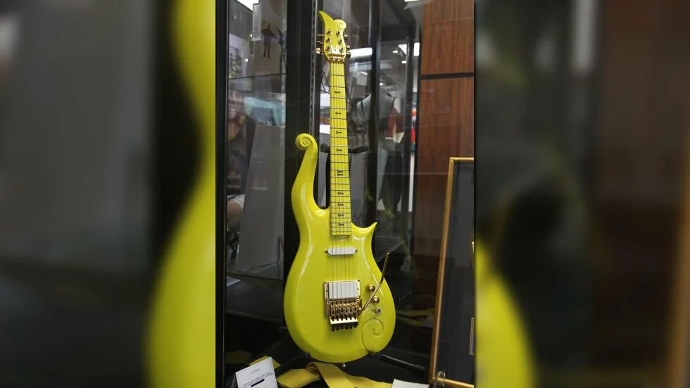 137 500 $ pour la guitare de Prince 18 750 $ pour des cheveux de Bowie 137 500 $ pour la guitare de Prince 18 750 $ pour des cheveux de Bowie