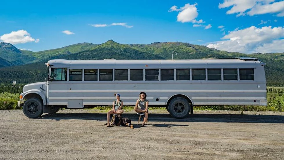 Un couple transforme un bus d’école en maison Un couple transforme un bus d’école en maison