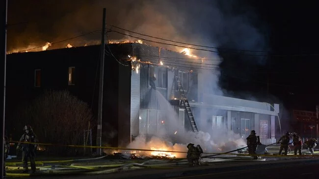 Un incendie éclate dans un concessionnaire de voitures usagées Un incendie éclate dans un concessionnaire de voitures usagées